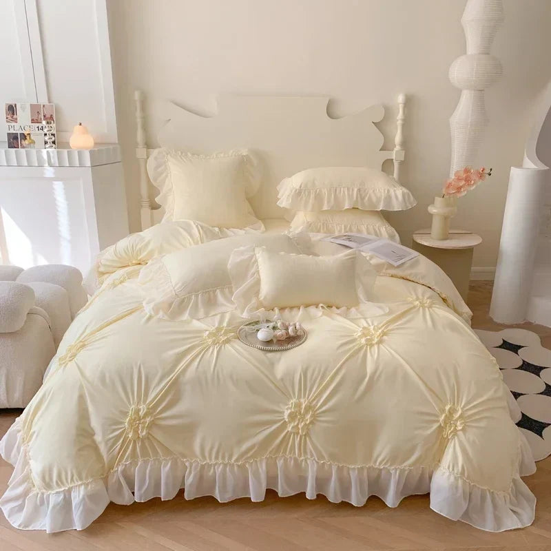 طقم سرير الأميرة الدانتيل™ من DecorBites: غطاء لحاف وملاءة ووسائد بكشكشة وأقواس رومانسية