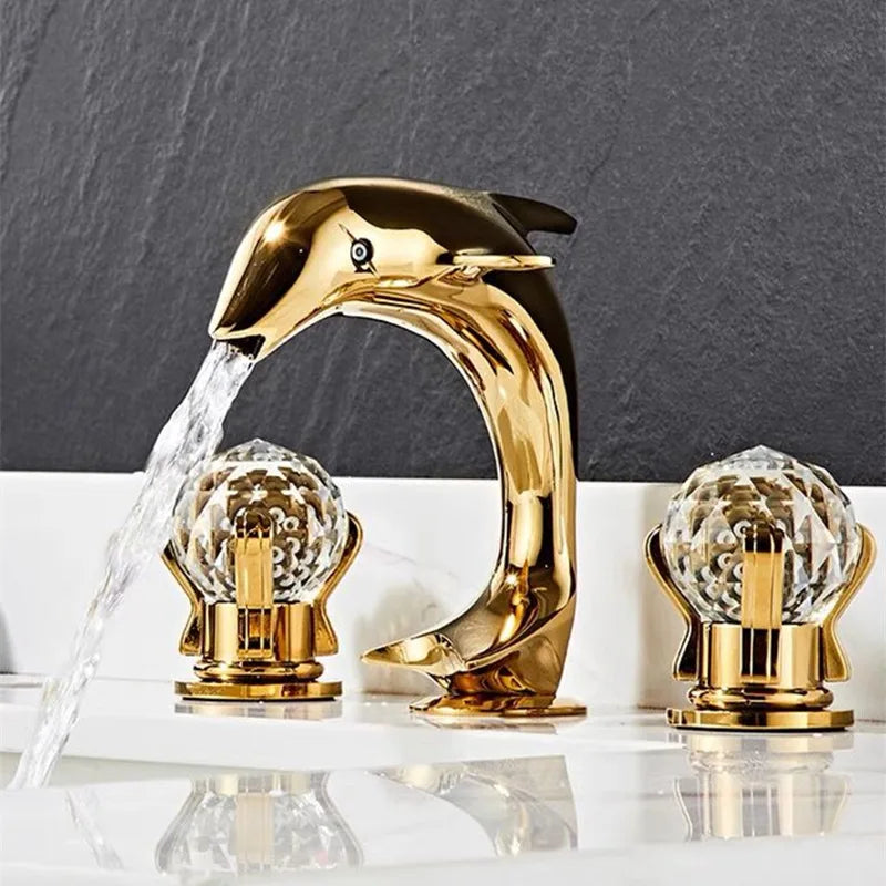 DecorBites™ Gold Basin Faucet: خلاط حوض ذهبي من النحاس والنيكل على شكل دولفين للحمام، 3 فتحات واسع الانتشار