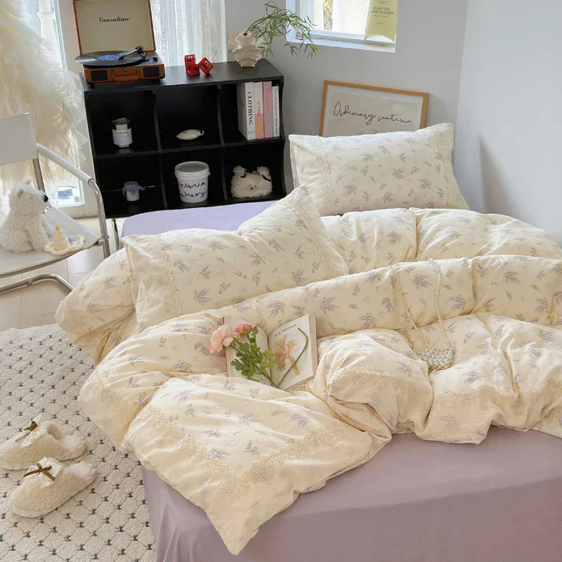 طقم لحاف DecorBites™ Lavender Lace: لحاف مقاس كوين مفرد، شرشف، أغطية وسائد