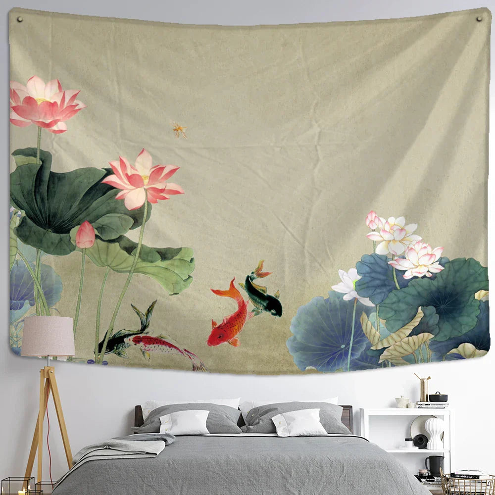 DecorBites™ نسيج معلق على الحائط بزخرفة أسماك الكوي وزهور اللوتس - ديكور منزلي بلمسة بوهيمية