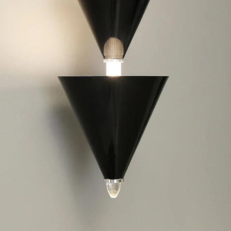 مصباح تعليق LED مخروطي باللونين الذهبي والأسود من DecorBites™ لإضاءة أنيقة للمنزل والمتجر