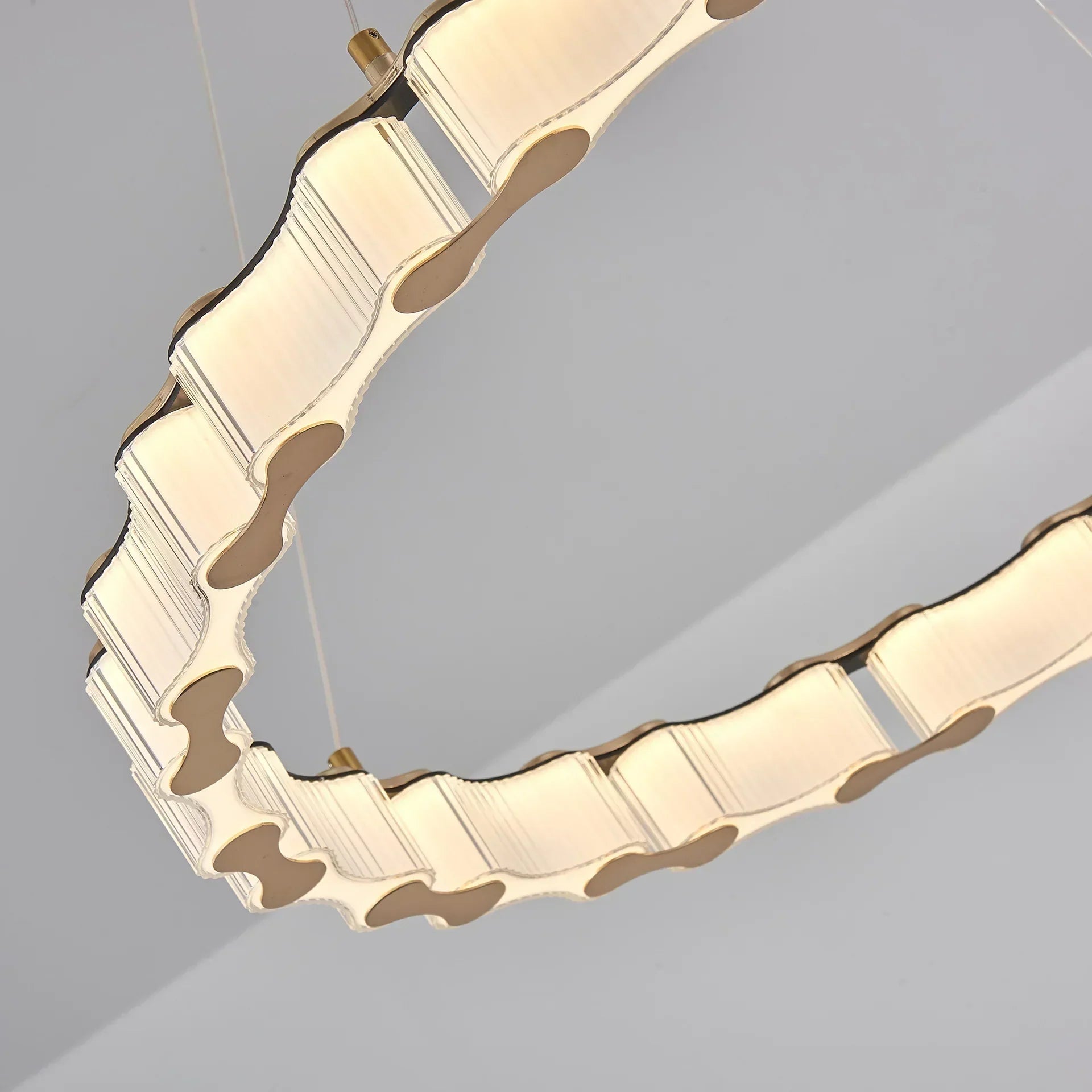 ثريا LED من DecorBites™: مصباح معلق عصري، أكريليك، حلقات دائرية لغرفة الطعام والمطبخ