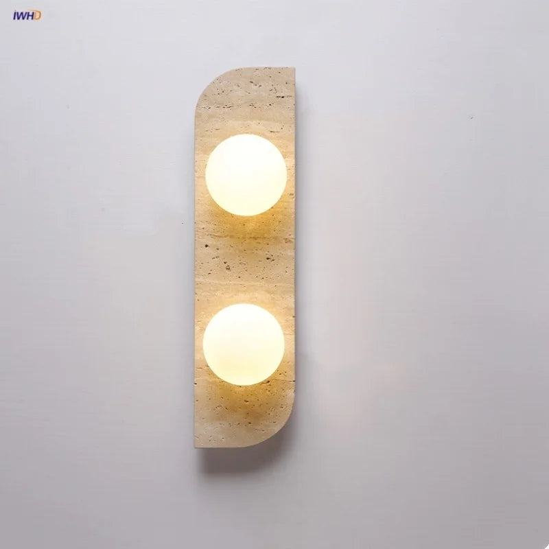 مصباح حائط LED من ديكور بايتس™ مع كرتين زجاجيتين باللون الأبيض، حجر الترافرتين الأصفر، إضاءة داخلية