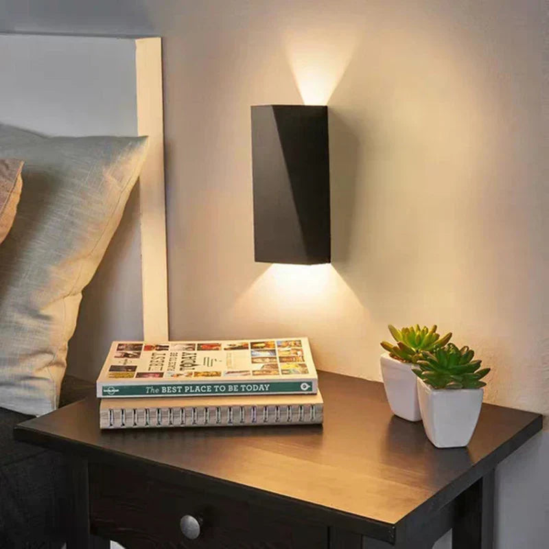 DecorBites™ مصباح حائط LED عصري بسيط بجانب السرير لغرفة المعيشة والفندق