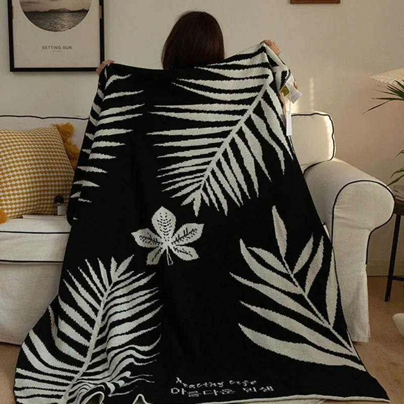 بطانية غطاء الأريكة المحبوكة من DecorBites™: لحاف رفيع أبيض وأسود لغفوة المكتب وتكييف الهواء