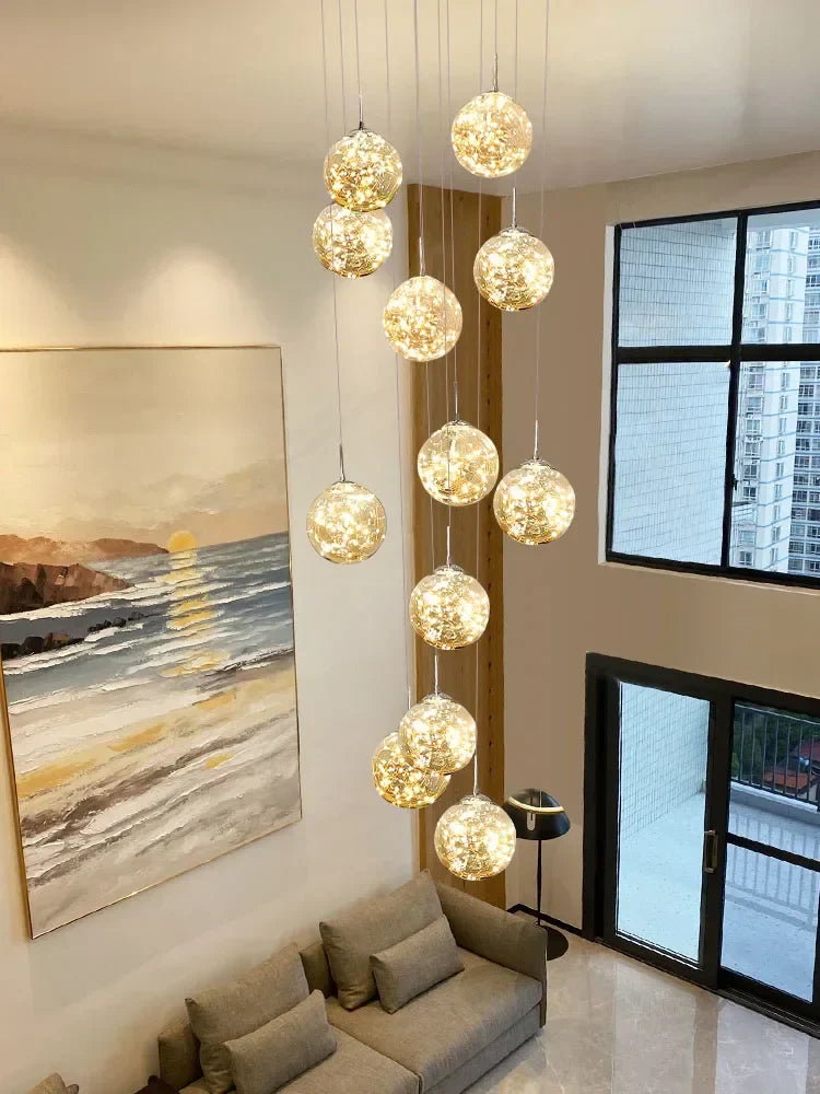 ثريا زجاجية ذهبية بإضاءة LED من DecorBites™: تجهيزات إضاءة للدرج بتصميم كروي دائري بسيط