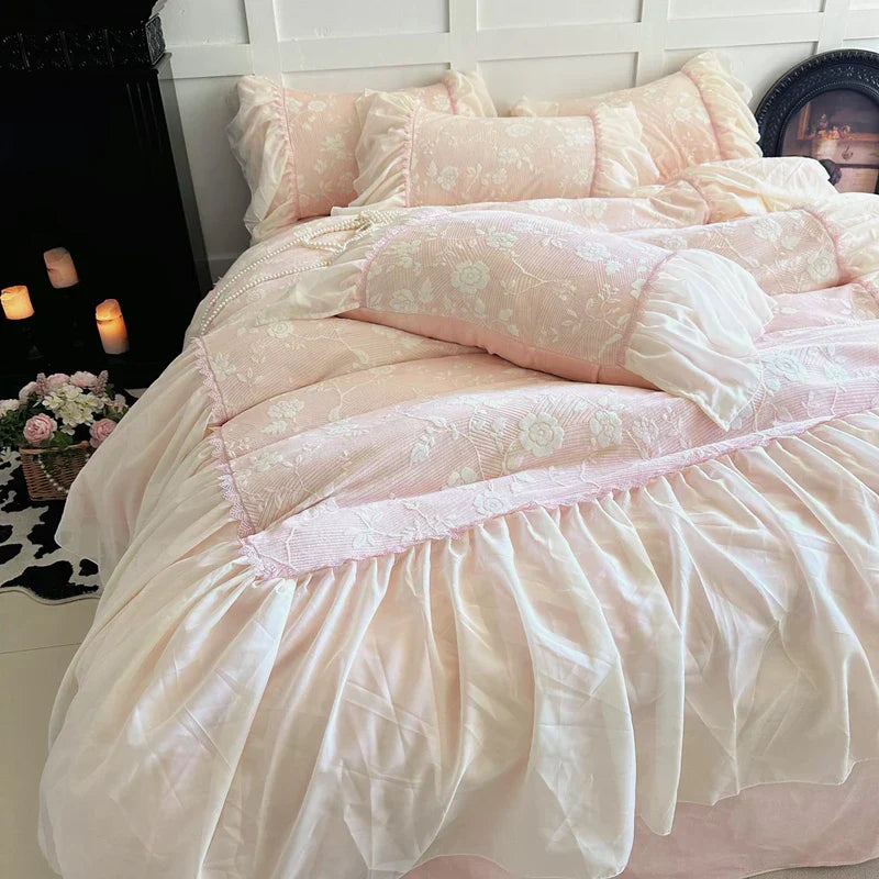 طقم سرير الأميرة المخملي من DecorBites™ Lace Ruffles: غطاء لحاف، شرشف، أكياس وسائد
