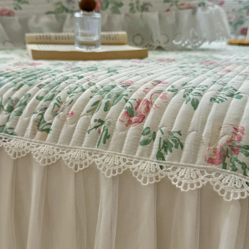 طقم مفرش سرير DecorBites™ Lace Ruffles مع أغطية وسائد لأسرّة 1.2-2 متر