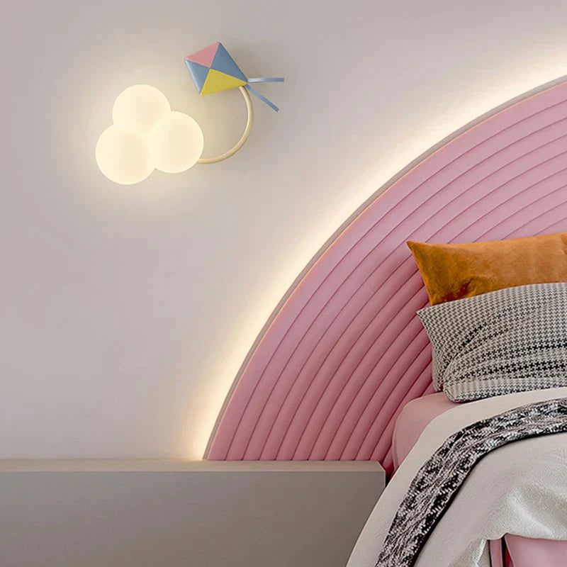 مصباح حائط للأطفال من DecorBites™ بتصميم طائرة ورقية قوس قزح