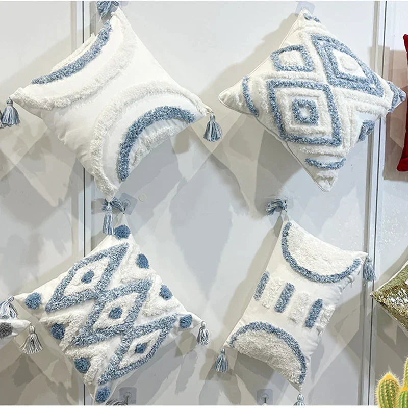 أغطية وسائد مطرزة بنقوش هندسية ماسية من DecorBites™ - مزينة بشراشيب زرقاء وبيضاء، 45x45/30x50 سم