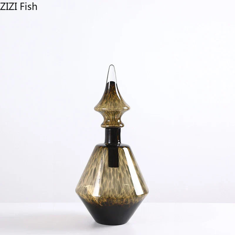 مزهرية زجاجية بطبعة الفهد من DecorBites™: تنسيق إبداعي للزهور لديكور الغرف الجمالي