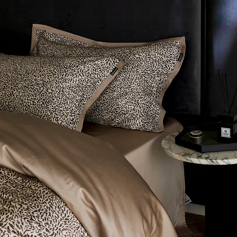 طقم مفروشات DecorBites™ Leopard الفاخر: غطاء لحاف حريري ناعم من الليوسيل والقطن، طقم شراشف، أكياس وسائد