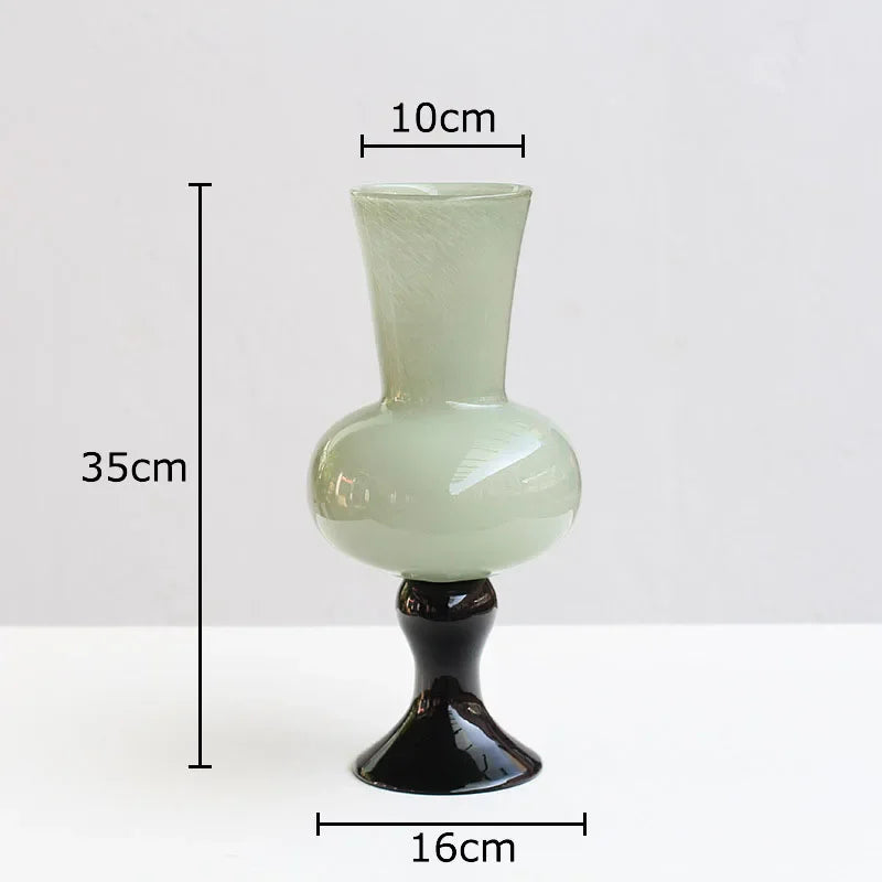 مزهرية زجاجية على شكل كأس من DecorBites™ لتزيين المكتب مع أزهار اصطناعية
