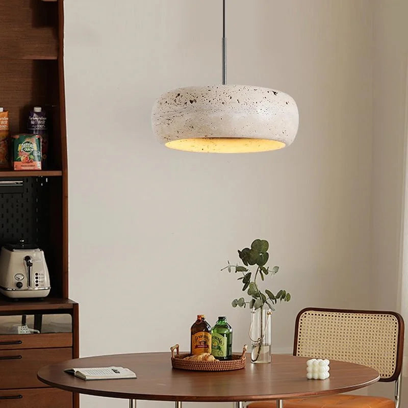 مصباح معلق LED من DecorBites™ من الحديد الأسود بتصميم وابي سابي - حجر الترافرتين الأصفر