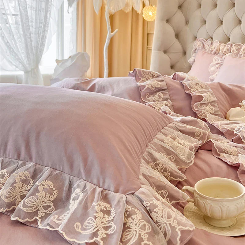 طقم مفروشات أميرة كورية من الدانتيل والكشكشة من DecorBites™ باللون الوردي المائل للبني