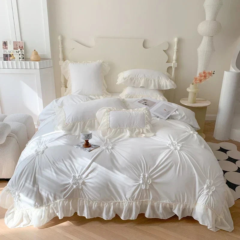 طقم سرير الأميرة الدانتيل™ من DecorBites: غطاء لحاف وملاءة ووسائد بكشكشة وأقواس رومانسية