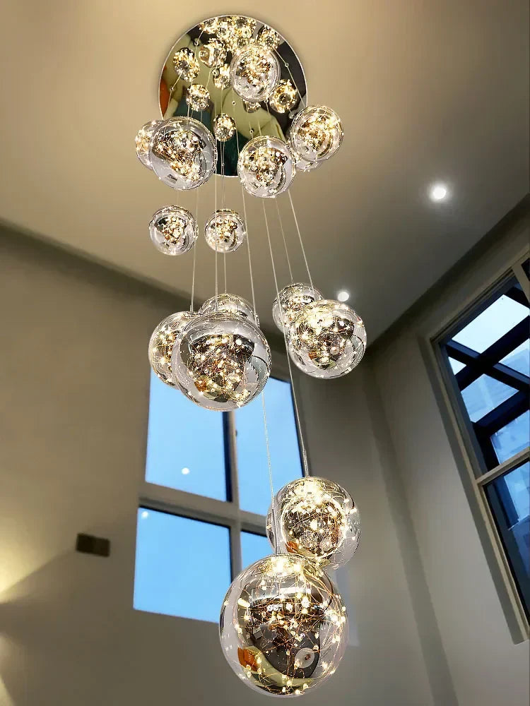 ثريا زجاجية ذهبية بإضاءة LED من DecorBites™: تجهيزات إضاءة للدرج بتصميم كروي دائري بسيط