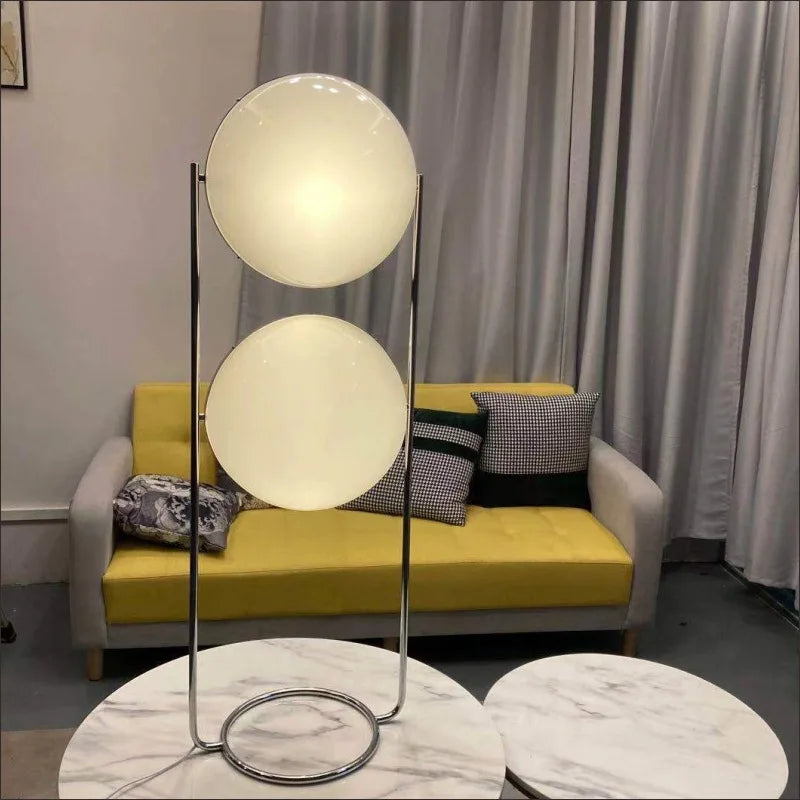مصباح أرضي LED DecorBites™ من المعدن الكرومي لغرفة المعيشة مع كرة أكريليك بيضاء