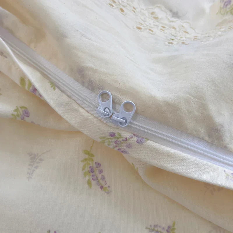 طقم لحاف DecorBites™ Lavender Lace: لحاف مقاس كوين مفرد، شرشف، أغطية وسائد
