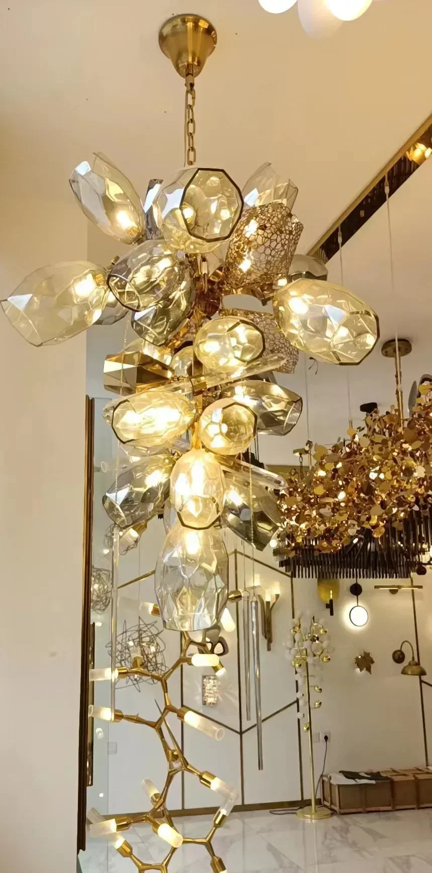 ثريا DecorBites™ الزجاجية بإضاءة LED للفنادق، مصباح معلق فاخر بسلسلة معدنية على هيئة فن سلالم
