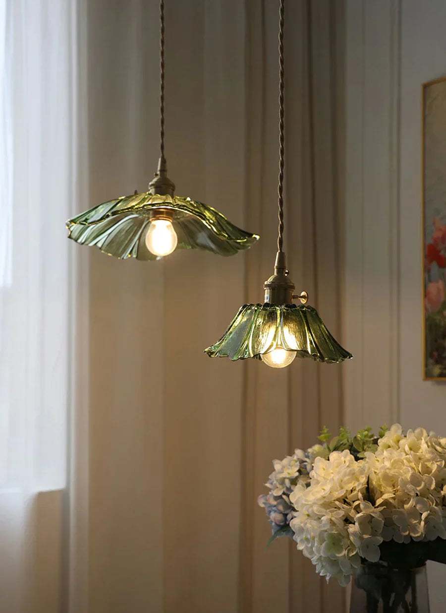 مصابيح معلقة من الزجاج على شكل زهرة الشمس اليابانية من DecorBites™، مصباح نحاسي حديث معلق