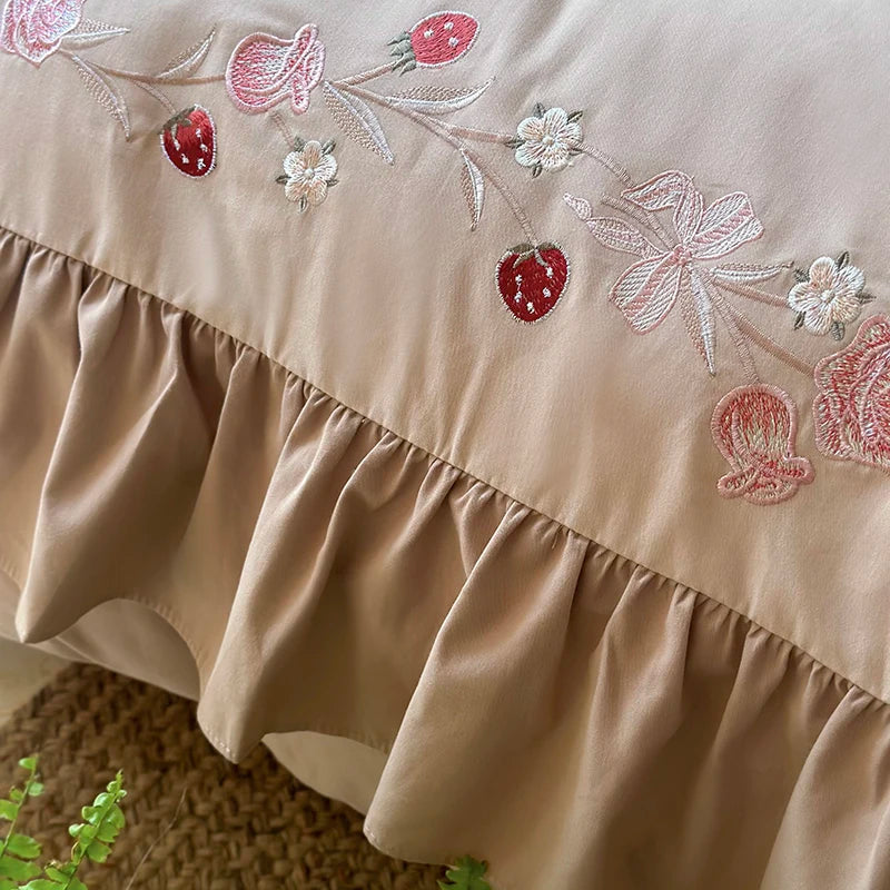 طقم مفروشات ديكور بايتس™ كوري بنمط أميرة مطرز مع كشكشة بليسيه من القطن المصري
