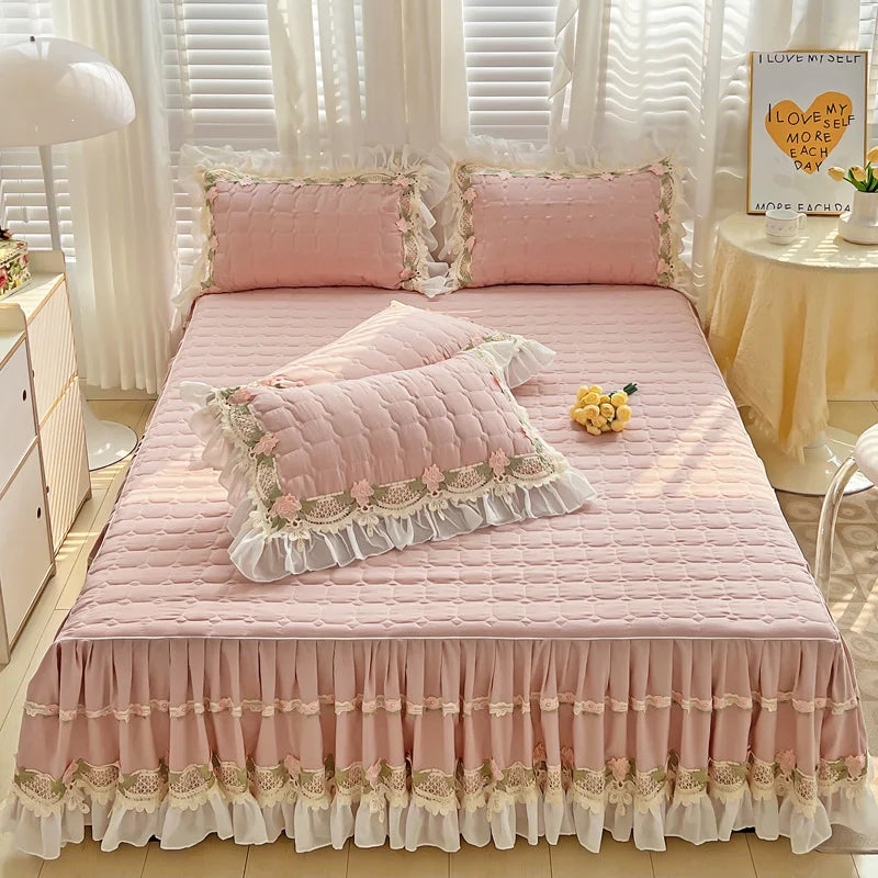 طقم مفروشات أميرة كوري من DecorBites™: أزهار، دانتيل، كشكشة، تطريز، مبطن، غطاء لحاف، مفرش سرير