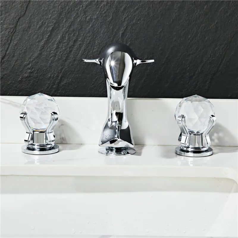 DecorBites™ Gold Basin Faucet: خلاط حوض ذهبي من النحاس والنيكل على شكل دولفين للحمام، 3 فتحات واسع الانتشار
