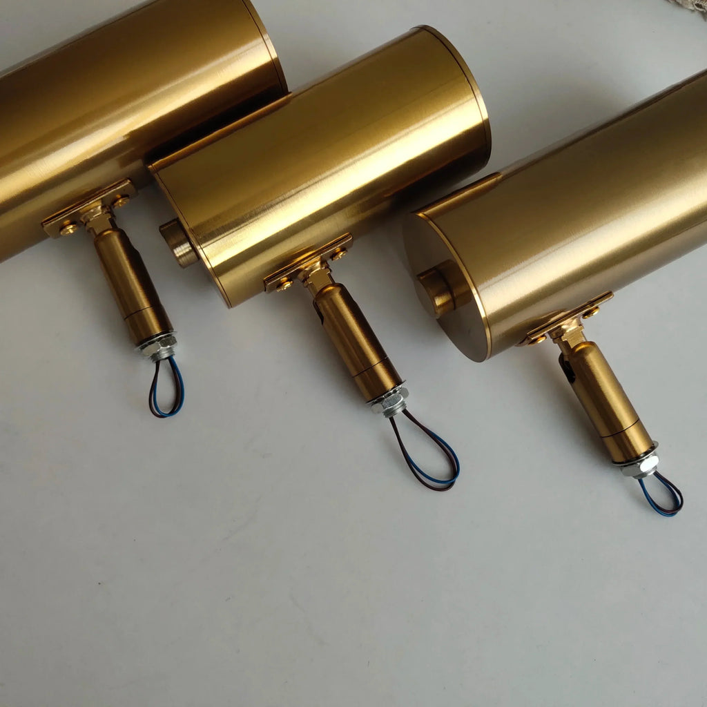 مصباح حائط LED من الحديد الذهبي من DecorBites™ لغرفة المعيشة وغرفة النوم الحديثة