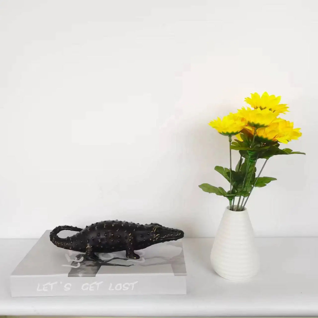 تماثيل ديكور المنزل على شكل تمثال التمساح الذهبي من DecorBites™