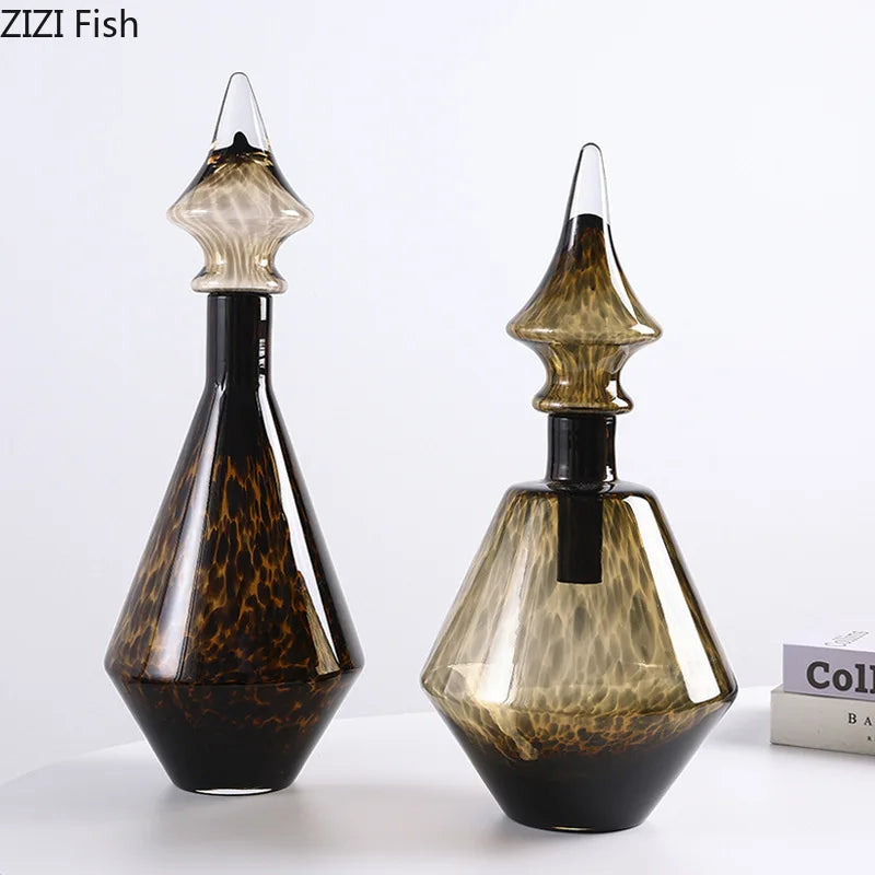 مزهرية زجاجية بطبعة الفهد من DecorBites™: تنسيق إبداعي للزهور لديكور الغرف الجمالي
