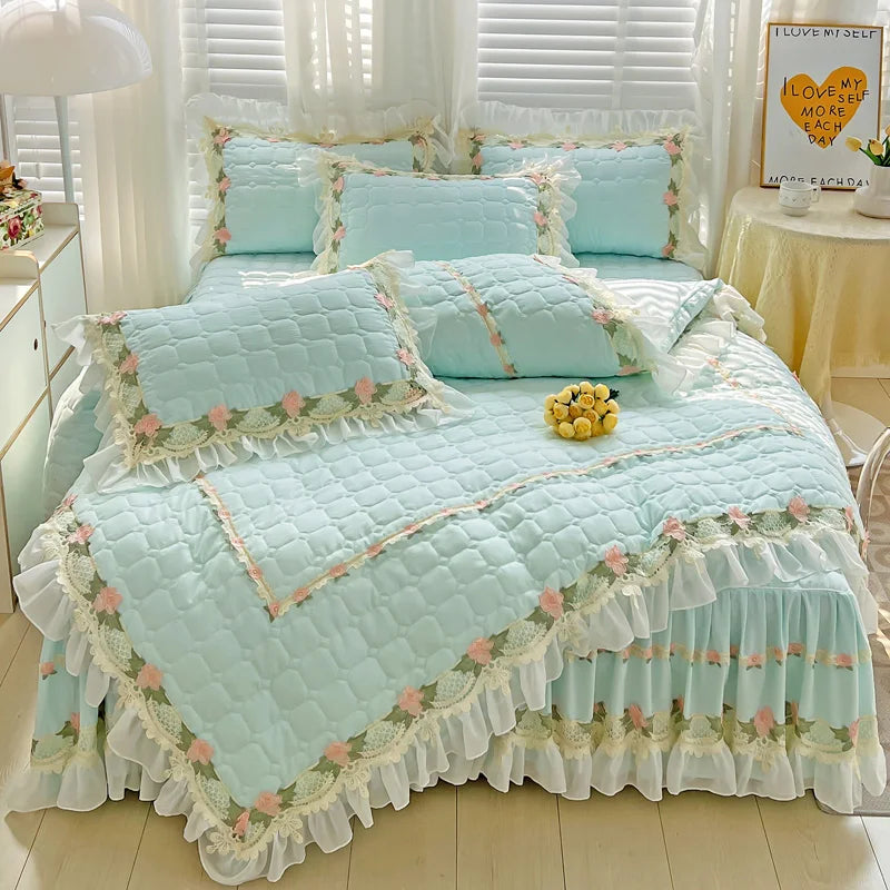 طقم مفروشات أميرة كوري من DecorBites™: أزهار، دانتيل، كشكشة، تطريز، مبطن، غطاء لحاف، مفرش سرير