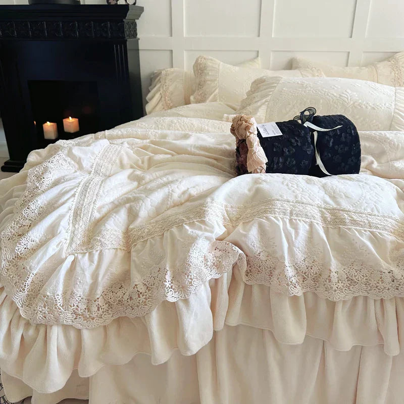 طقم سرير زفاف من المخمل والدانتيل بكسرات وتفاصيل منحوتة من DecorBites™