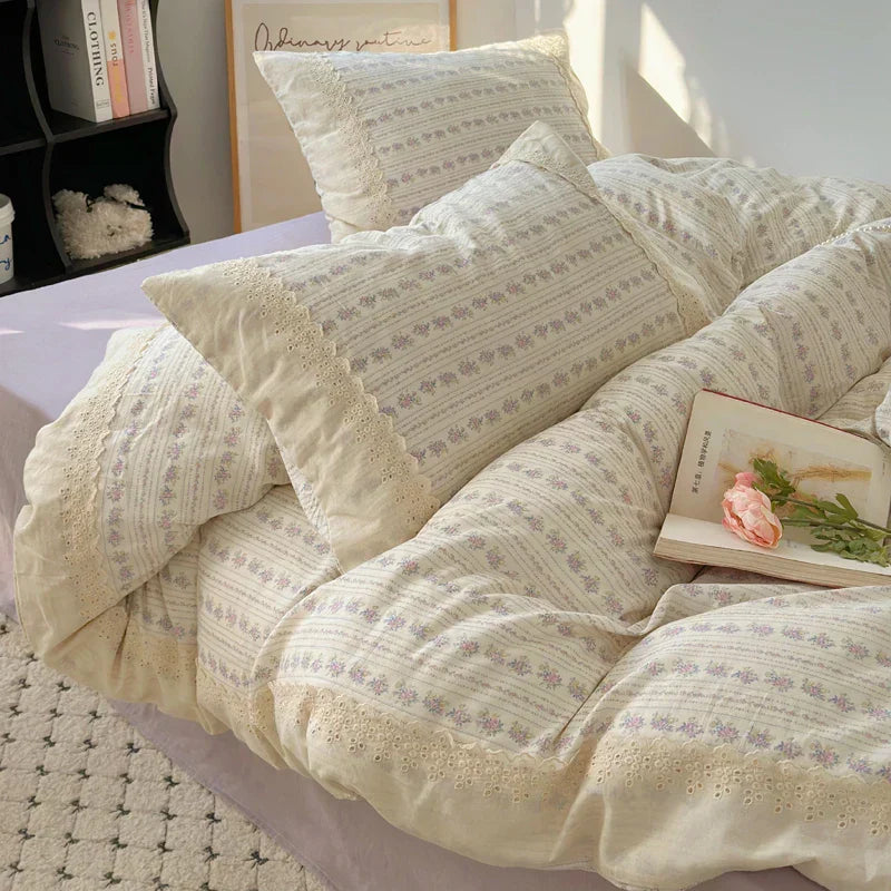 طقم لحاف DecorBites™ Lavender Lace: لحاف مقاس كوين مفرد، شرشف، أغطية وسائد