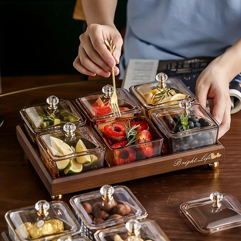 طبق فواكه زجاجي فاخر خفيف من DecorBites™ مع مقصورة خشبية من الخيزران