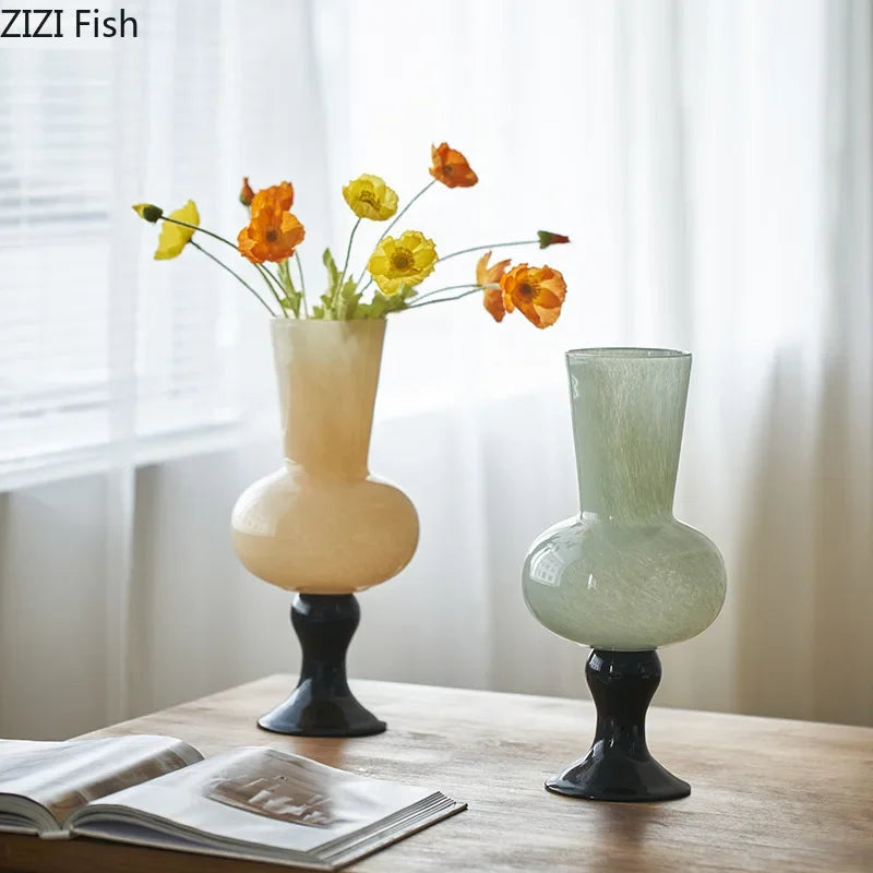 مزهرية زجاجية على شكل كأس من DecorBites™ لتزيين المكتب مع أزهار اصطناعية