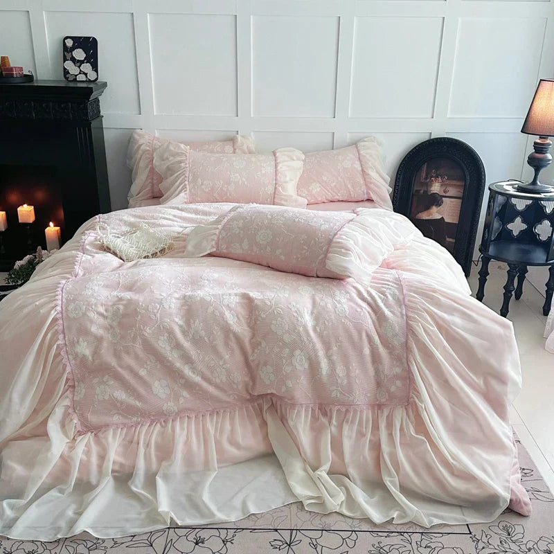 طقم سرير الأميرة المخملي من DecorBites™ Lace Ruffles: غطاء لحاف، شرشف، أكياس وسائد