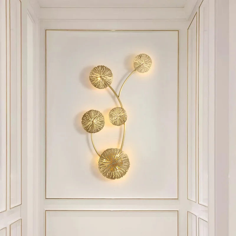 أباليك حائط بإطار نحاسي ذهبي بتصميم زهرة من DecorBites™ لإنارة غرف الطعام الفندقية