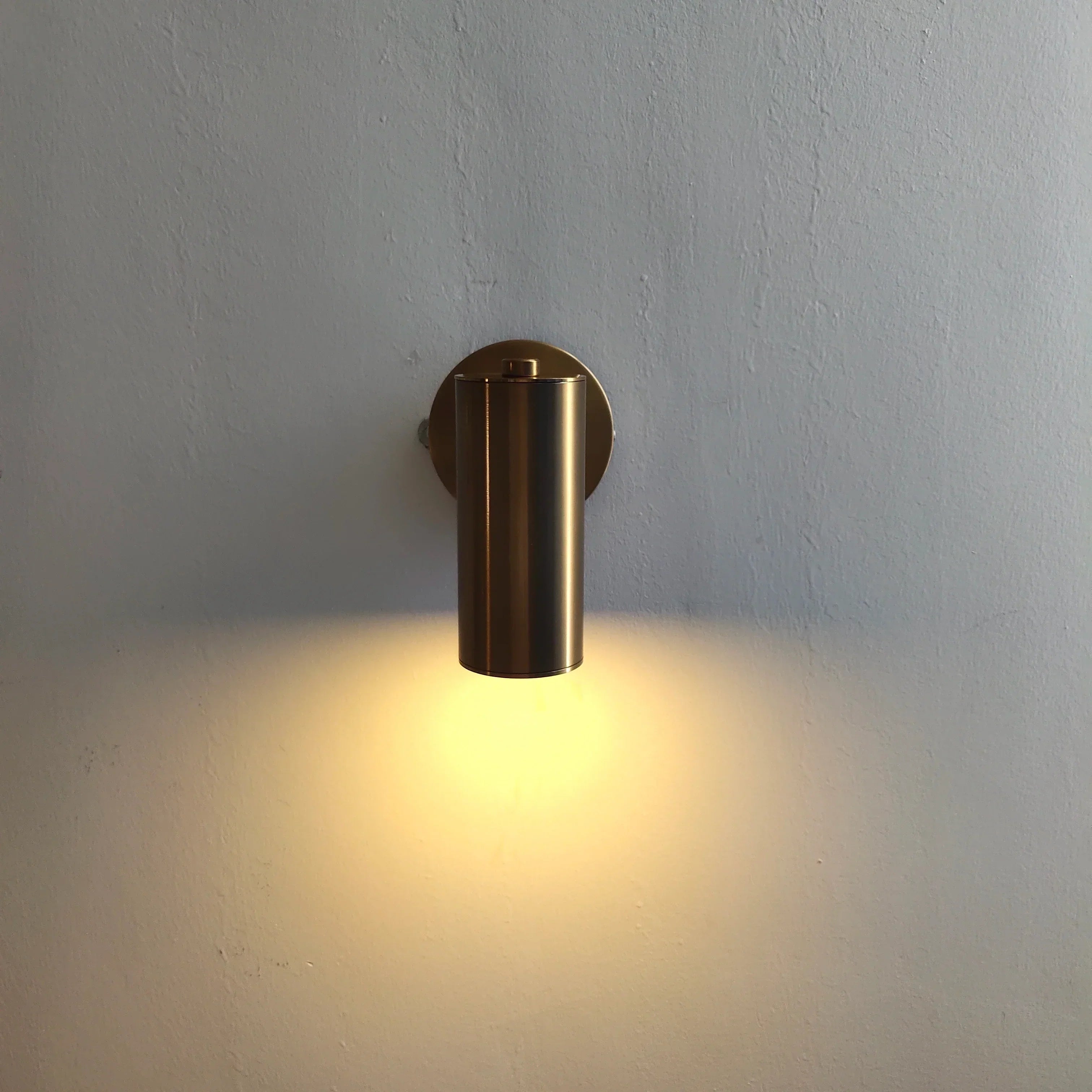 مصباح حائط LED من الحديد الذهبي من DecorBites™ لغرفة المعيشة وغرفة النوم الحديثة