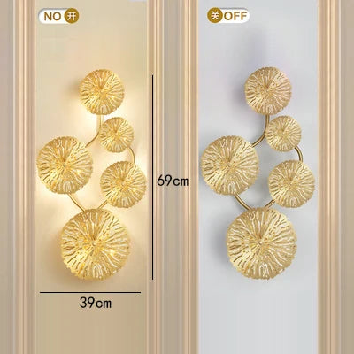 أباليك حائط بإطار نحاسي ذهبي بتصميم زهرة من DecorBites™ لإنارة غرف الطعام الفندقية
