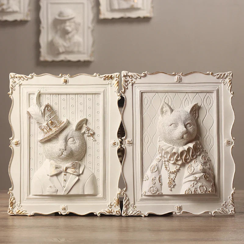 DecorBites™ إطار زخرفة جدارية متدلية من الراتنج على شكل قطة "إيرل" للمسة غريبة.