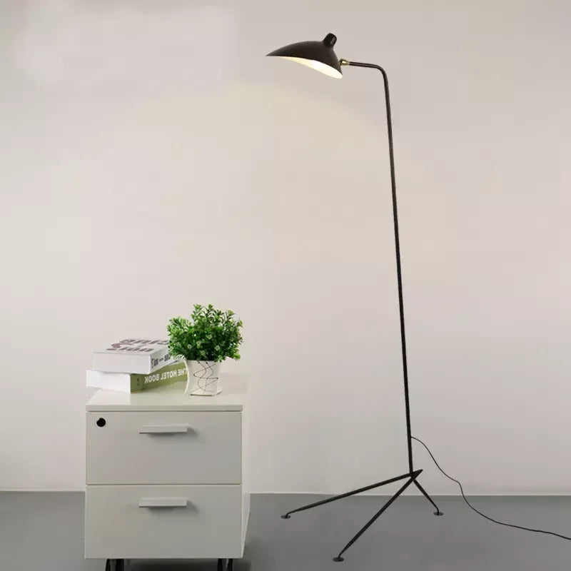 مصباح أرضي ثلاثي القوائم Serge Mouille باللون الأسود من DecorBites™‎ - مصباح قائم بتصميم صناعي