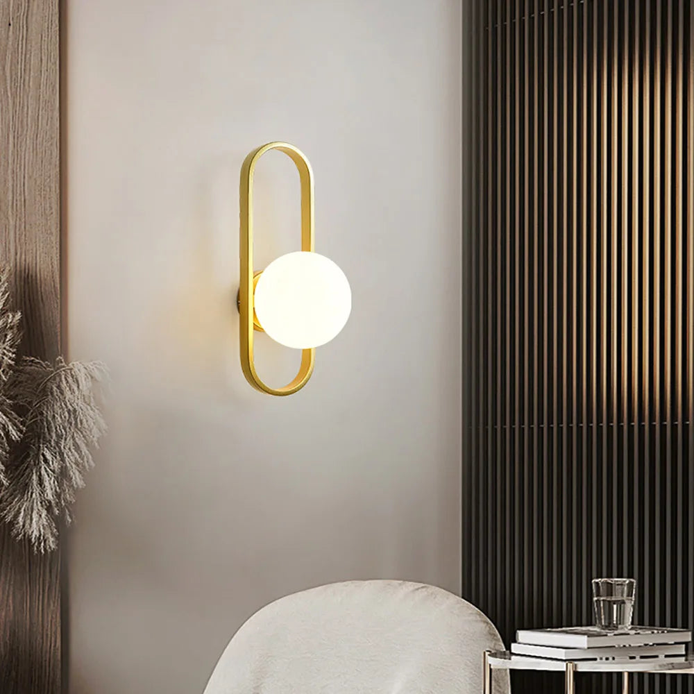 مصباح حائط من DecorBites™ بتصميم كروي ذهبي بظل زجاجي لغرفة النوم بجانب السرير للممرات