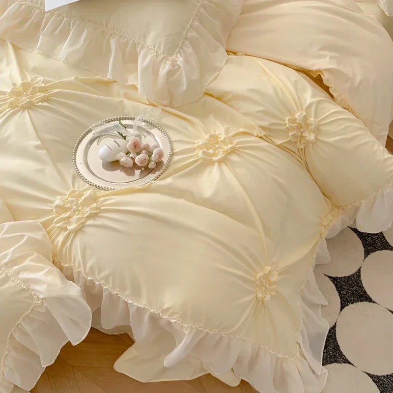 طقم سرير الأميرة الدانتيل™ من DecorBites: غطاء لحاف وملاءة ووسائد بكشكشة وأقواس رومانسية