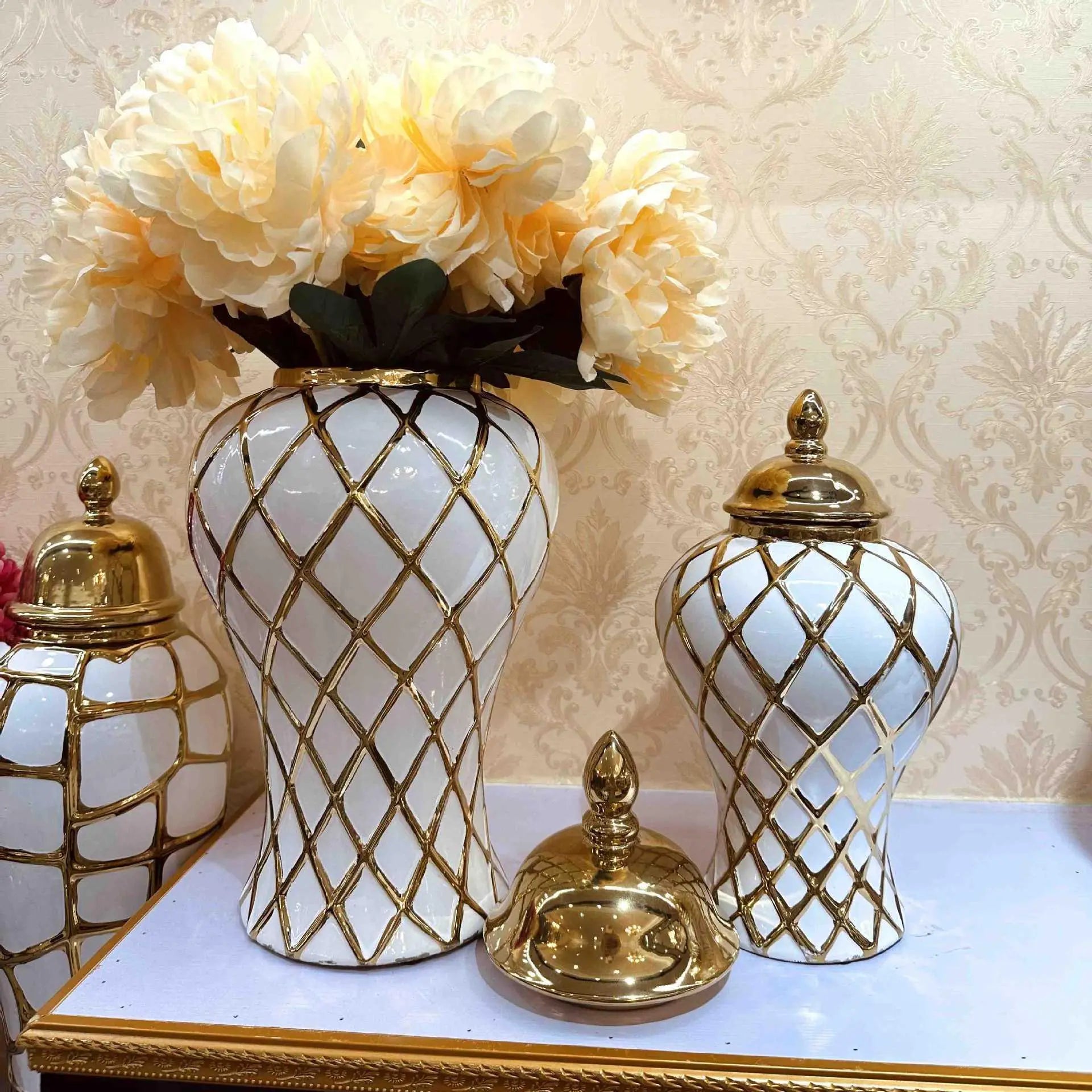 فازة بورسلين ذهبية بشكل ماسة من DecorBites™: ديكور منزلي سيراميكي أنيق ووعاء تخزين