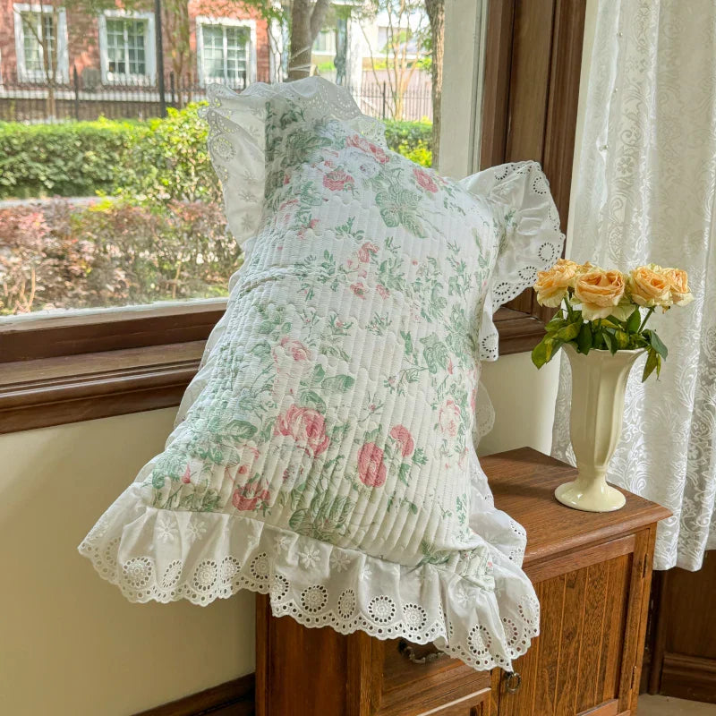 طقم مفرش سرير DecorBites™ Lace Ruffles مع أغطية وسائد لأسرّة 1.2-2 متر