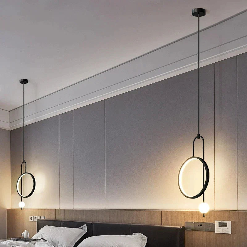 ثريا معلقة LED بكرة زجاجية دائرية ذهبية سوداء من DecorBites™