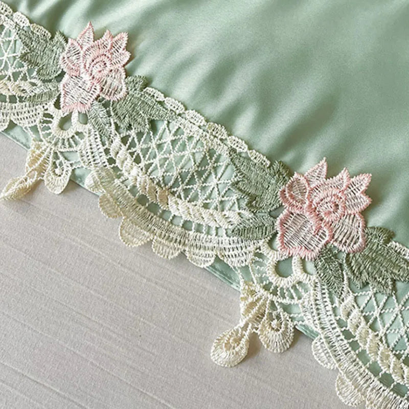 بطانية DecorBites™ Lace Edge Flowers المطرزة المنعشة للسرير - لحاف صيفي قابل للغسل في الغسالة