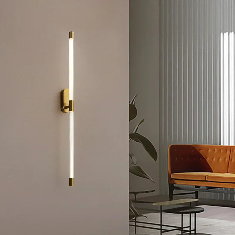 مصابيح حائط بخطوط هندسية ذهبية من DecorBites™ لديكور المنزل العصري الفاخر
