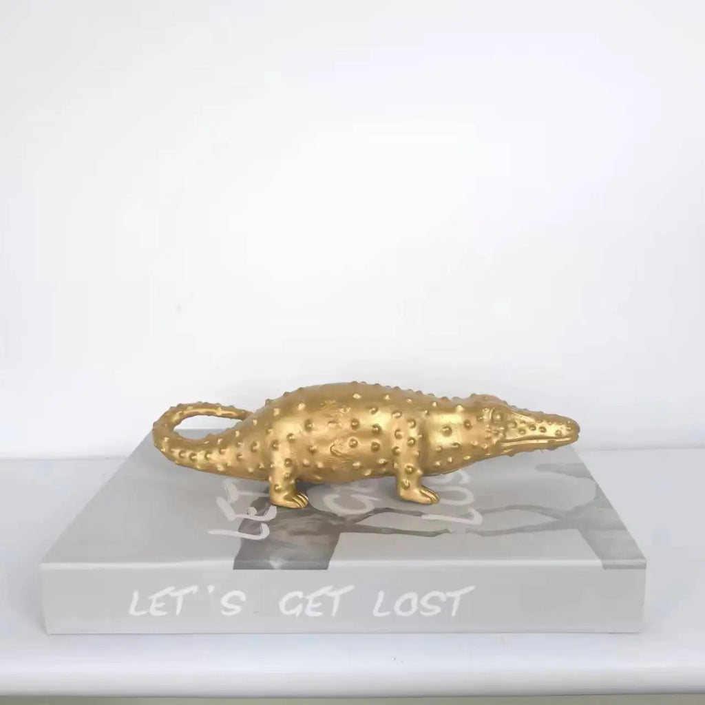 تماثيل ديكور المنزل على شكل تمثال التمساح الذهبي من DecorBites™